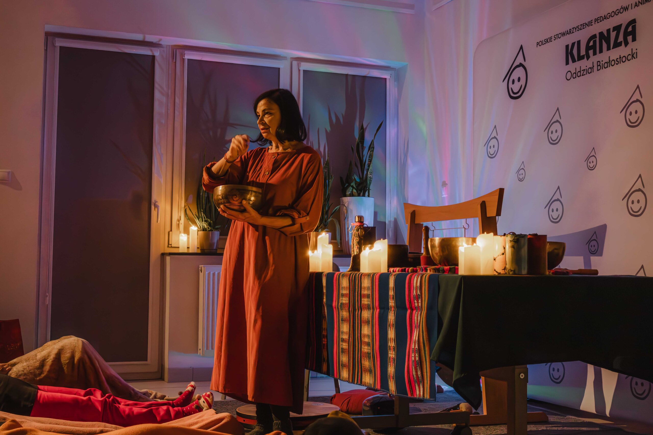 Kąpiel w dźwiękach – relacja z koncertu relaksacyjnego